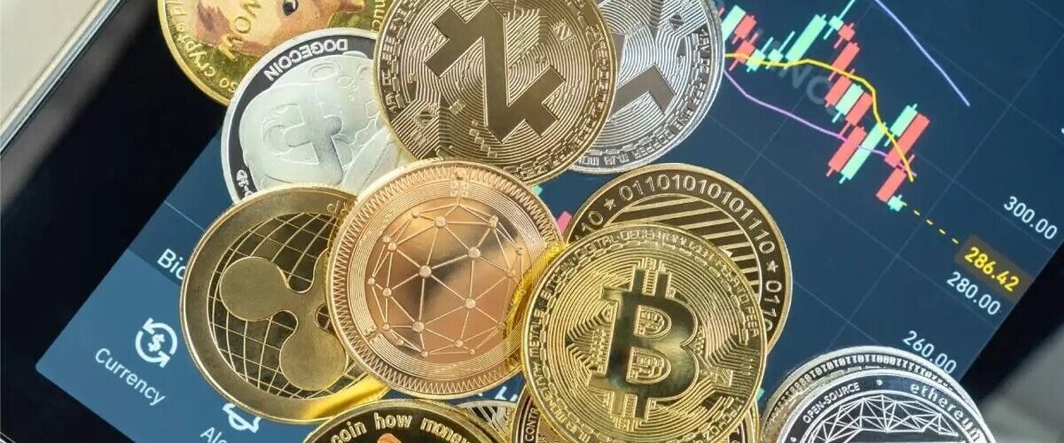 نبرد خریداران و فروشندگان کریپتو در آذر؛ آینده بیت‌کوین و آلت‌کوین‌ها چه می‌شود؟