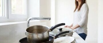 چرا نباید ظروف کثیف را شب تا صبح در سینک رها کنید؟