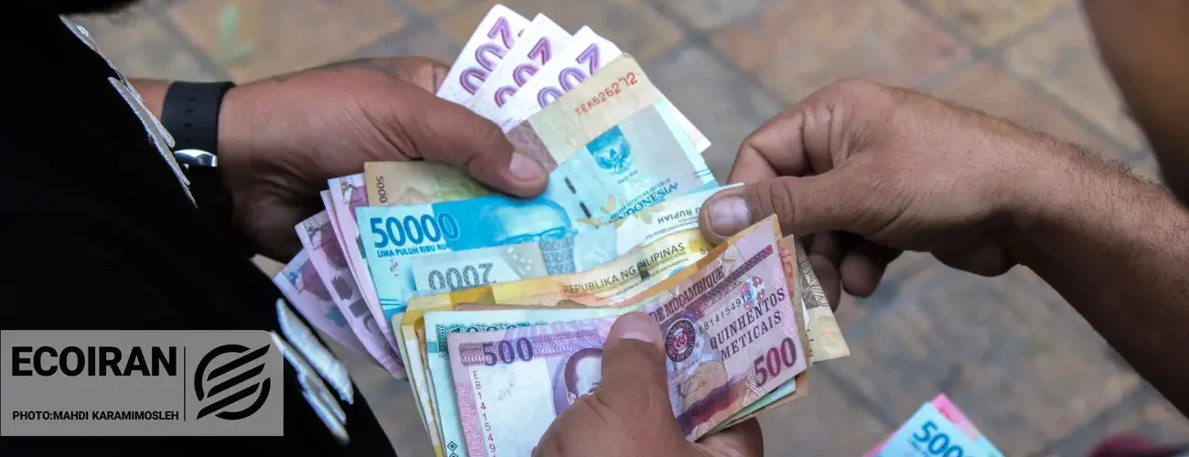 اختلاف ۶۰۰۰ تومانی نرخ دلار از تابلو صرافی‌ تا قیمت معامله!