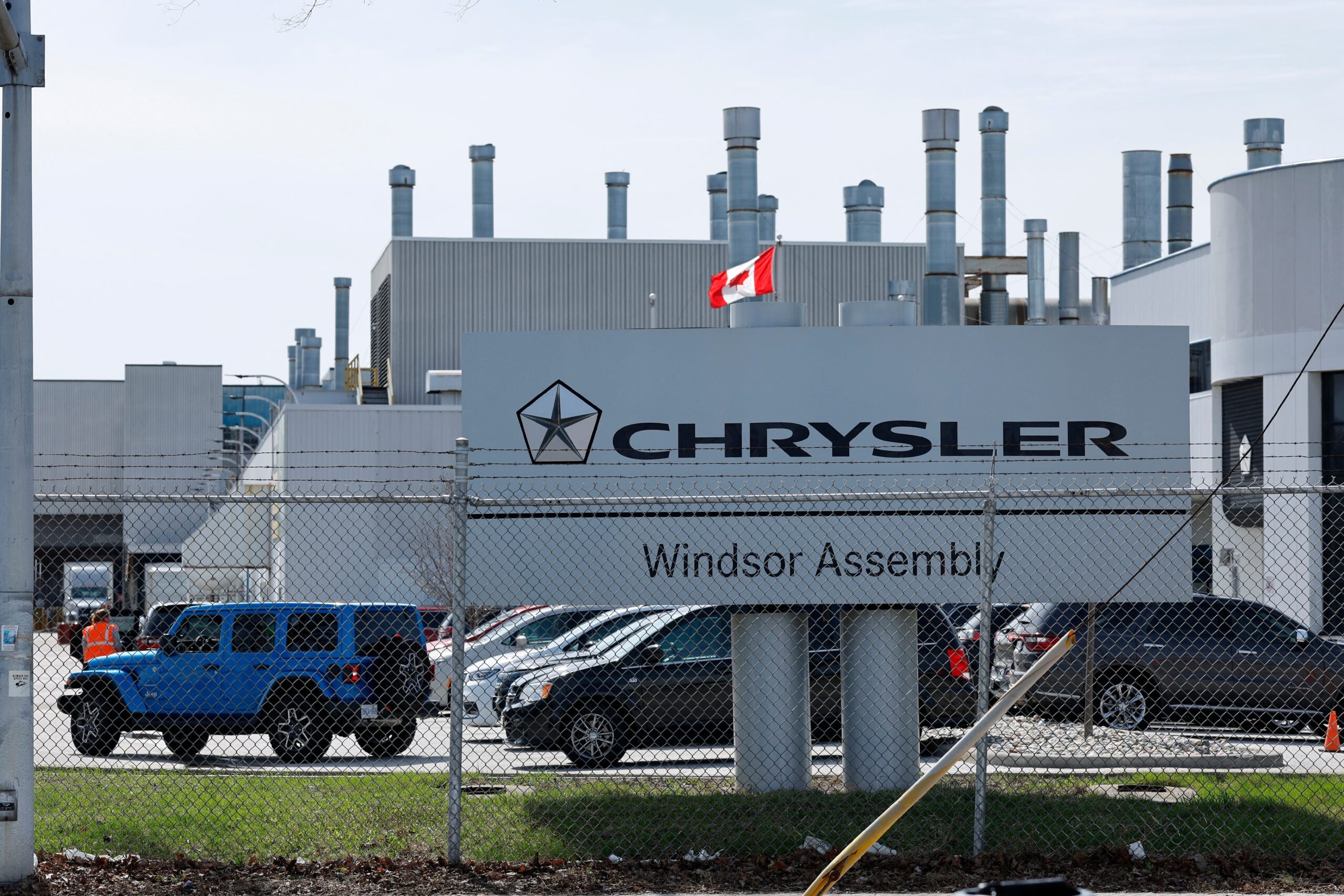 ترامپ بنزین را آزاد میکند Canada Declares Stellantis in Default for Moving Jeep Production