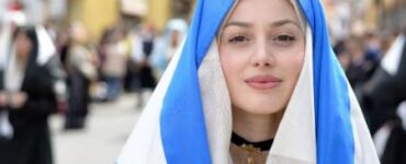 پوشش سنتی و دیدنی زنان اروپایی؛ از ایتالیا و انگلیس تا اسپانیا و آرژانتین | کسی که الهامبخش مگان مارکل شد پوشش سنتی و دیدنی زنان اروپایی؛ از ایتالیا و انگلیس تا اسپانیا و آرژانتین | کسی که الهامبخش مگان مارکل شد