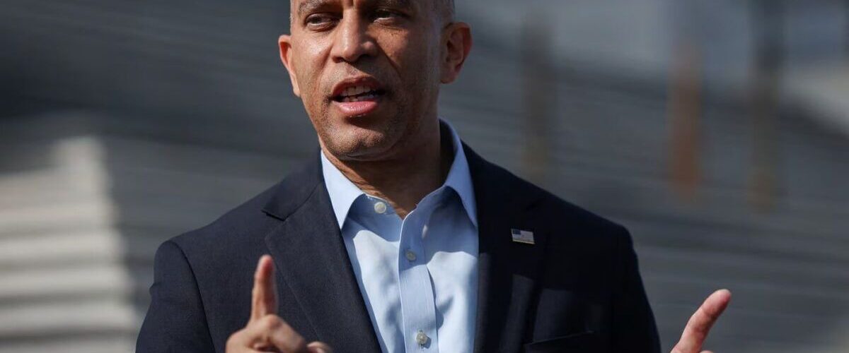 انتقاد تند از ترامپ/ رهبر دموکرات‌ها خواستار تغییر رژیم شد