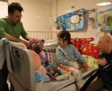 جناب خان به عیادت کودکان مجروح جنگ رفت جناب خان به عیادت کودکان مجروح جنگ رفت