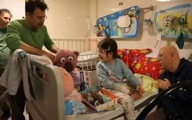 جناب خان به عیادت کودکان مجروح جنگ رفت