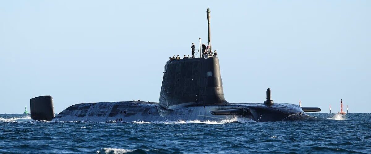 زیردریایی اتمی انگلیس به دریای عرب رسید/ ماجرا چیست؟