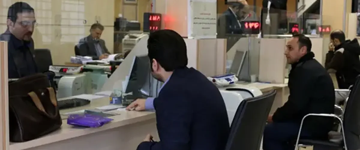 فوری/ ۲ بانک بزرگ مجبور به تخلیه شد