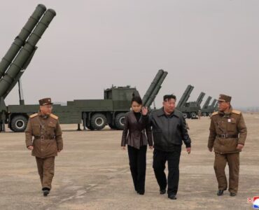 نظارت رهبر کره شمالی بر آزمایش موتور موشک با سوخت جامد نظارت رهبر کره شمالی بر آزمایش موتور موشک با سوخت جامد