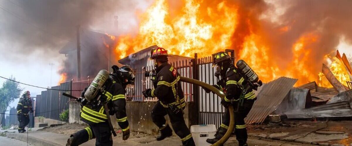 آتش‌سوزی در ساختمان چهارطبقه انقلاب/ ماجرای حادثه چه بود؟