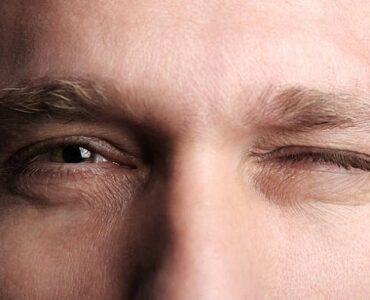 آیا بستن چشم ها به بهترین شنیدن کمک می کند؟