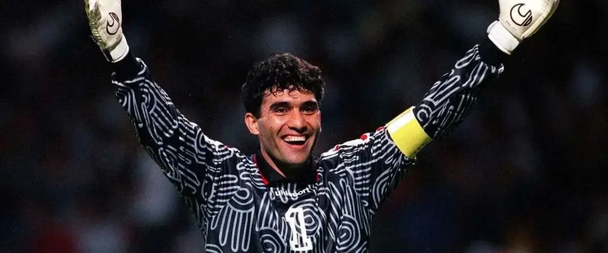 احمدرضا عابدزاده در آمریکا پا به توپ شد