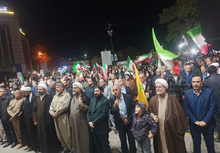استمرار تجمع شبانه سنندجی‌ها با فریادهای مرگ بر آمریکا در حمایت از وطن