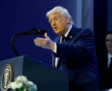 ترامپ: نیروی نظامی آمریکا آماده ورود به ایران است/ ایران در تلاش برای جابه‌جایی موشک‌های خود است