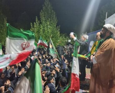 جشن زندگی در کنار حماسه مردمی؛ عروس و داماد در تجمع فاضل‌آباد