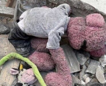 دلنوشته «جناب‌خان» برای صاحب عروسک جامانده در آوار جنگ