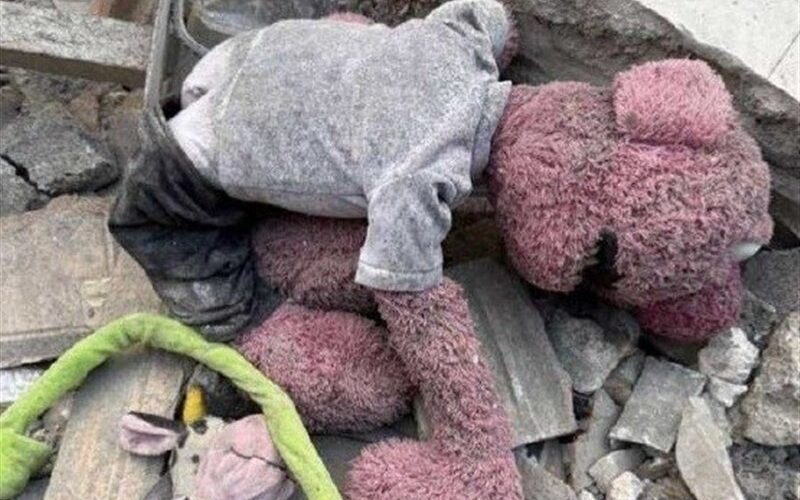 دلنوشته «جناب‌خان» برای صاحب عروسک جامانده در آوار جنگ