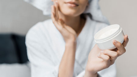 کرم روشن کننده پوست,کرم روشن کننده پوست چیست,مزایای کرم روشن کننده پوست