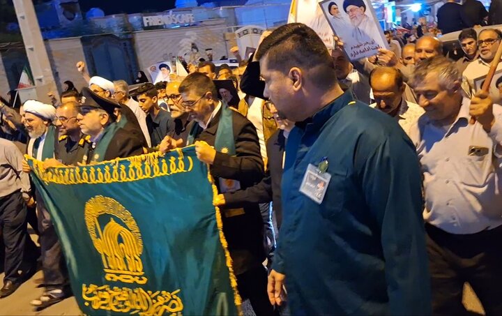 راهپیمایی باشکوه مردم گناوه با حضور خادمان رضوی