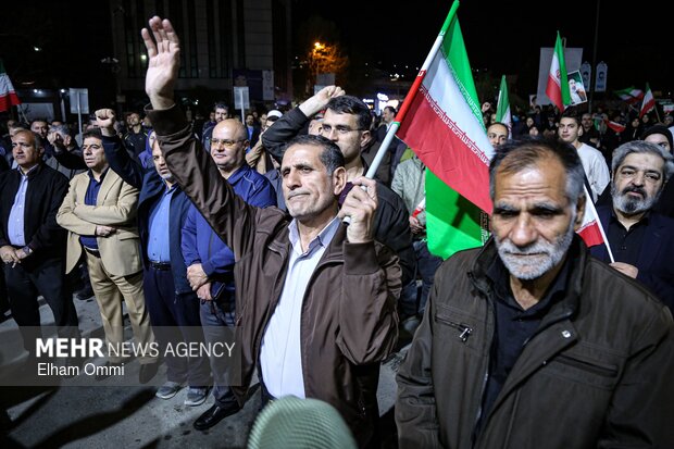 شور حماسه در پنجاه و ششمین حضور مردم اسفرورین در خیابان