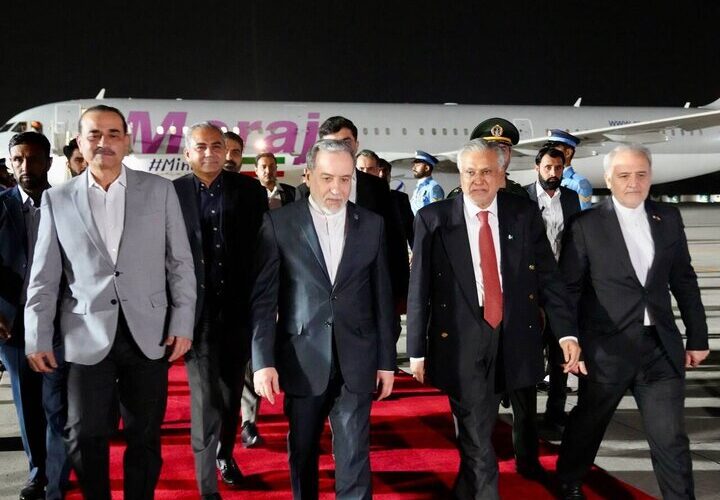 عراقچی از مسقط به اسلام آباد باز می‌گردد