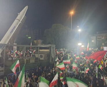 قدرت آهنین ایران در قلب تهران؛ موشک «قدر» مهمان مردم میدان ونک شد