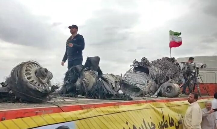 نمایش تجهیزات و هواپیماهای منهدم شده آمریکا در شهرضا