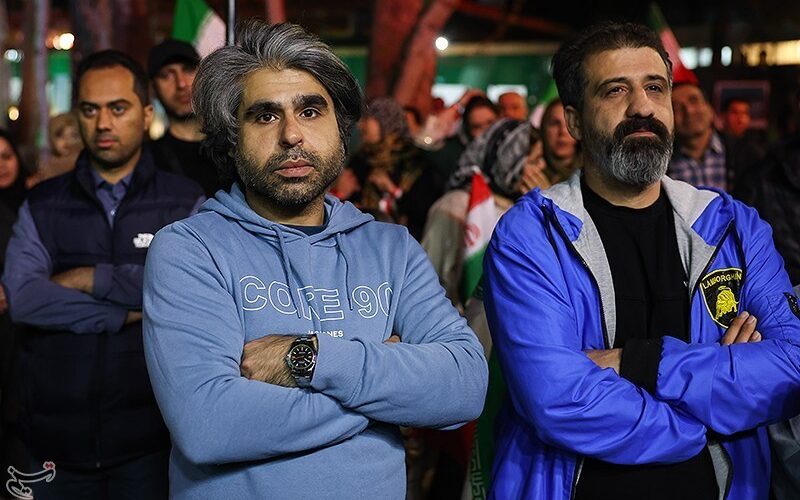 پاتوق هنرمندان در باغ فردوس؛ شبی پرنور با چای، موسیقی و روایت