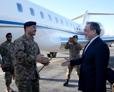 چرا عاصم منیر با لباس نظامی به ایران آمد؟