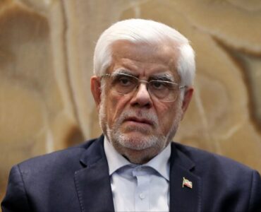 بازدید عارف از شرکت ملی پست