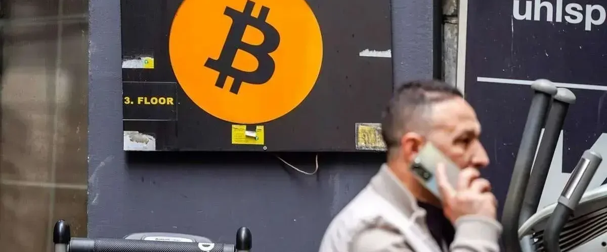 بیت‌کوین از جمع ۱۰ دارایی برتر خارج شد