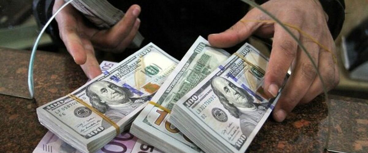 فروش دلار توسط شعب برخی بانک‌ها / بانک مرکزی پس از شوک قیمتی به بازار دست به کار شد