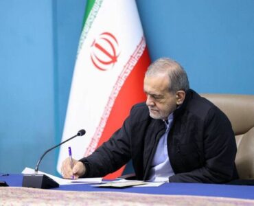 کنایه رئیس جمهور با اشاره به قدمت ۴۵۰۰ ساله نام ایران کنایه رئیس جمهور با اشاره به قدمت ۴۵۰۰ ساله نام ایران