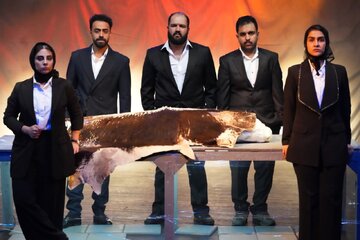 «گاوداری» و پستویی برای دفن پدر/ برای زنده ماندن تئاتر تلاش میکنیم «گاوداری» و پستویی برای دفن پدر/ برای زنده ماندن تئاتر تلاش میکنیم