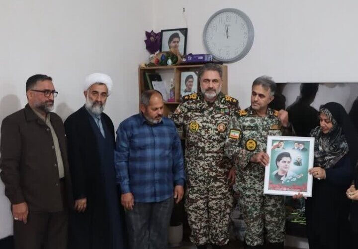 امیر سرتیپ الهامی با خانواده شهید احمد حسین‌نژاد دیدار کرد