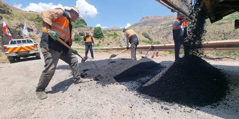 ببینید | اجرای عملیات زیرسازی و روکش آسفالت رگلاژی در محور
روستایی زرآباد از توابع الموت شرقی