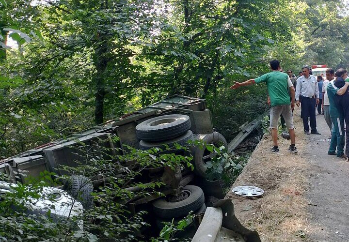 برخورد کامیون با پژو در محور تنگراه ۵ مصدوم برجای گذاشت