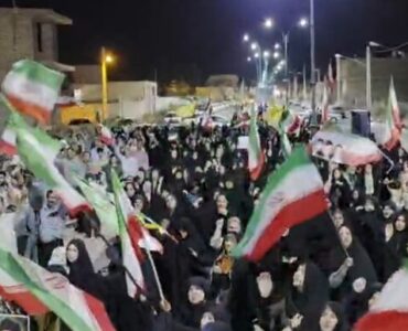 تداوم ایستادگی مردم بهاباد برای حفظ سنگر خیابان تداوم ایستادگی مردم بهاباد برای حفظ سنگر خیابان