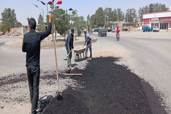 لکه گیری محورهای مواصلاتی گناباد با مصرف بیش از ۳۰۰ تن
آسفالت سرد