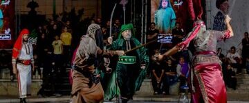 اجرای هنرمندانی پدر در پدر تعزیهخوان و پشت در پشت شیفتهٔ تشنهلبترینِ کشتگان اجرای هنرمندانی پدر در پدر تعزیهخوان و پشت در پشت شیفتهٔ تشنهلبترینِ کشتگان