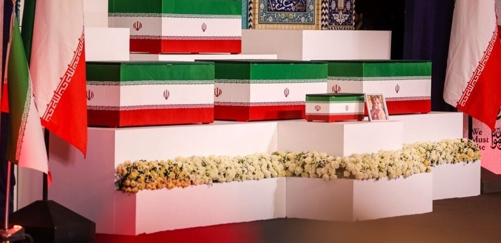 ادای احترام وزیر راه و شهرسازی به پیکر آقای شهید
ایران