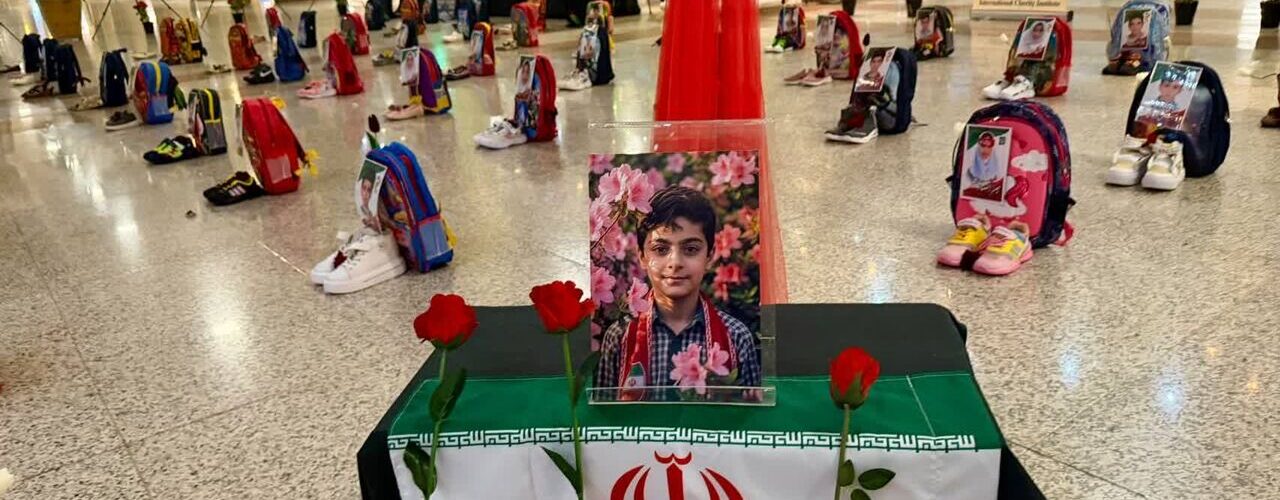 ببینید | اکران «بزرگ‌ترین المان یادبود شهدای مدرسه میناب» در
فرودگاه بین‌المللی مشهد
