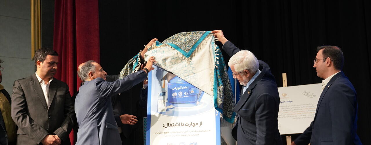 ببینید | با حضور معاون اول رئیس جمهور، امضای تفاهم‌نامه
استقرار مرکز ملی سنجش صلاحیت حرفه‌ای سختمان