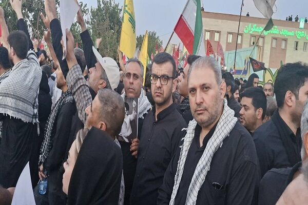 ببینید| حضور جمعی از مدیران و کارمندان، فرمانده و اعضای
پایگاه مقاومت بسیج اداره کل راه و شهرسازی استان بوشهر در مراسم
تشییع پیکر مطهر قائد شهید انقلاب اسلامی در قم