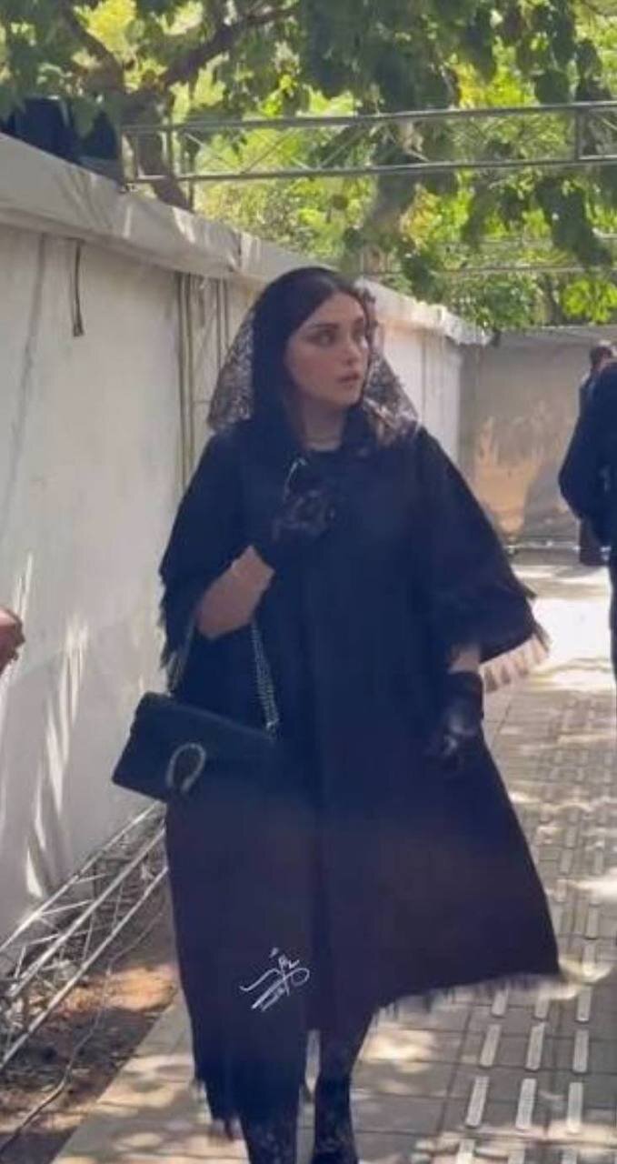 کیف بهنوش طباطبایی در مراسم تشییع اکبر عبدی و در دیدار با علیرضا قربانی کیف بهنوش طباطبایی در مراسم تشییع اکبر عبدی و در دیدار با علیرضا قربانی