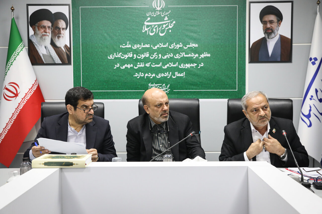 منادی: اکثریت نمایندگان با اخذ تعهدات مشروط از پاسخ‌های وزیر آموزش و پرورش قانع شدند/ حاجی بابایی: اداره صندوق ذخیره فرهنگیان با شیوه‌های گذشته امکان‌پذیر نیست