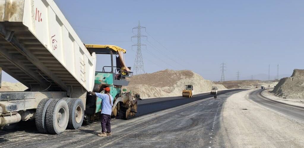 جنوب سیستان و بلوچستان آماده بهره‌برداری از ۱۳۰ کیلومتر راه
می‌شود