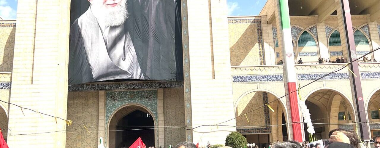حضور مردم در بدرقه رهبر شهید تجدید عهد با آرمان‌های انقلاب و
ایران است