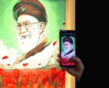 درهای شمالی و شرقی مصلی باز شده‌اند