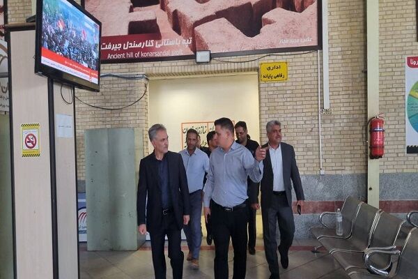 نظارت میدانی مدیرکل راهداری و حمل‌ونقل جاده‌ای جنوب کرمان بر
خدمت‌رسانی به عزاداران مراسم تشییع قائد شهید امت در پایانه سبزواران
جیرفت