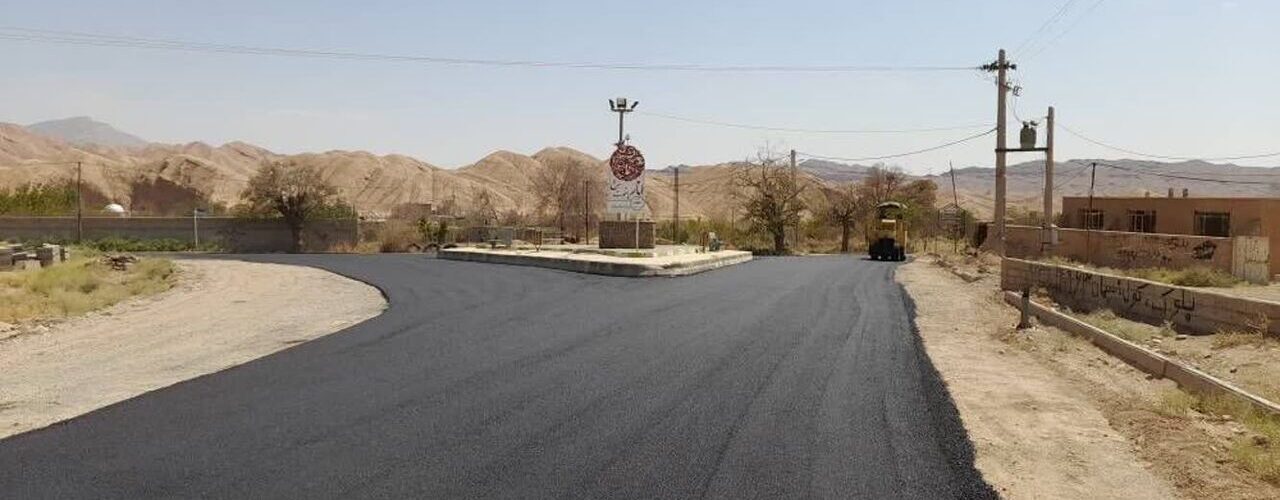 آغاز عملیات روکش آسفالت گرم ۲۰ کیلومتر از محورهای روستایی
شهرستان‌های گرمسار و آرادان
