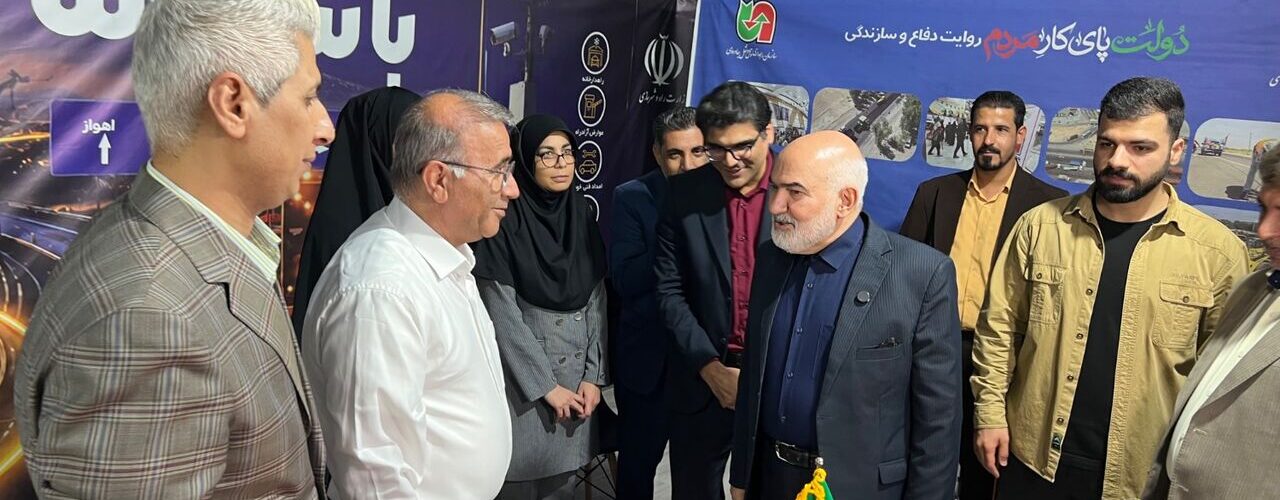 ببینید| حضور استاندار خوزستان در غرفۀ اداره کل راهداری و حمل
و نقل جاده ای خوزستان, نمایشگاه «دستاوردهای دولت در استان»